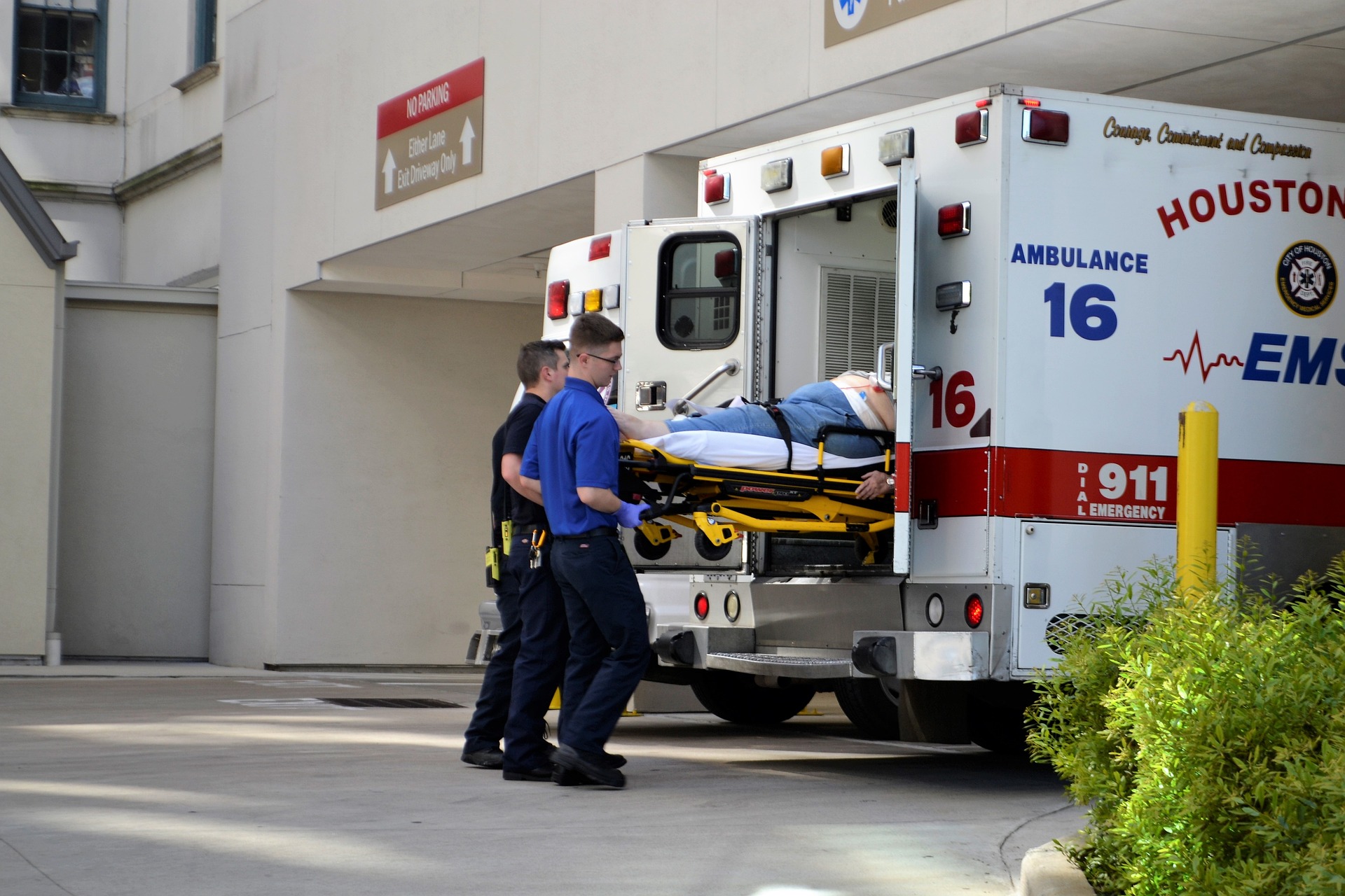 How to Recognize and Treat a Heart Attack: A Guide for Patients